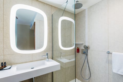 Deluxe Double Room | Bathroom | Shower, rainfall showerhead, free toiletries, hair dryer