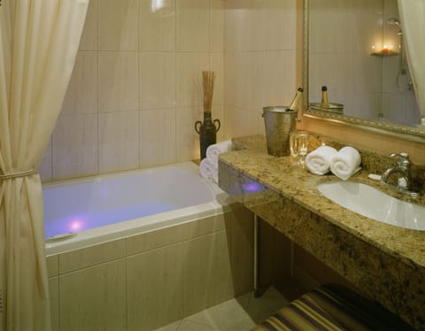 Executive Suite (Breakfast for up to 2 adults) | Bathroom | Combined shower/tub, eco-friendly toiletries, hair dryer, towels