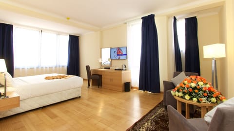 Deluxe Suite, Accessible | 1 bedroom, premium bedding, pillowtop beds, in-room safe