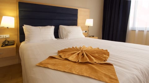 Executive Suite | 1 bedroom, premium bedding, pillowtop beds, in-room safe