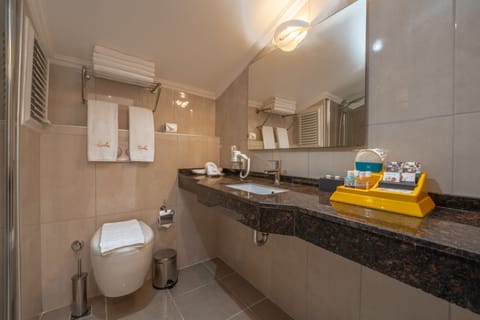 Standard Room With Jacuzzi | Bathroom | Free toiletries, hair dryer, slippers, towels