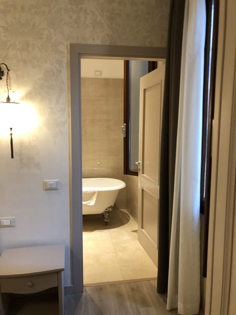 Triple Room | Bathroom | Shower, rainfall showerhead, free toiletries, hair dryer