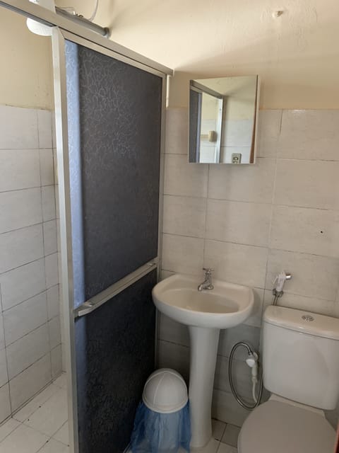 Apartamento Economico | Bathroom | Shower, towels