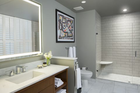 Standard Room, Balcony | Bathroom | Shower, designer toiletries, hair dryer, bathrobes