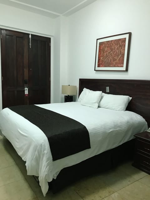 Standard Room, 1 King Bed | Premium bedding, down comforters, pillowtop beds, in-room safe