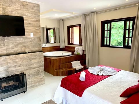 Deluxe Double Room, 1 King Bed, Jetted Tub | Minibar, free WiFi, bed sheets