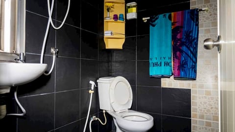 Standard Room | Bathroom | Shower, rainfall showerhead, free toiletries, bidet