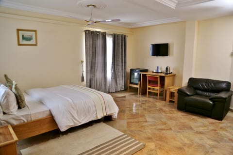 Deluxe Suite, 1 King Bed, Ensuite, Garden View | Premium bedding, in-room safe, desk, soundproofing