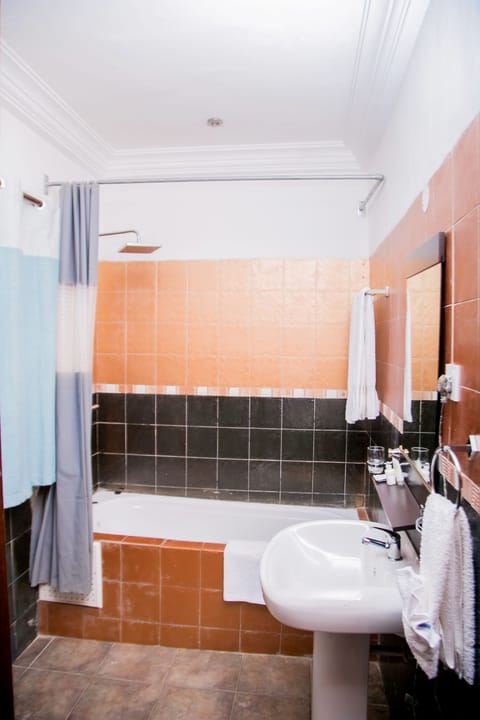 Standard Single Room, 1 Bedroom, Ensuite | Bathroom | Free toiletries, towels