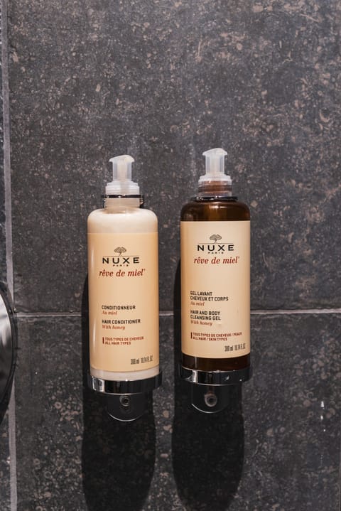 Family Suite | Bathroom | Free toiletries, hair dryer, bathrobes, slippers