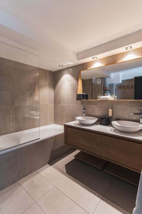 Family Suite | Bathroom | Free toiletries, hair dryer, bathrobes, slippers