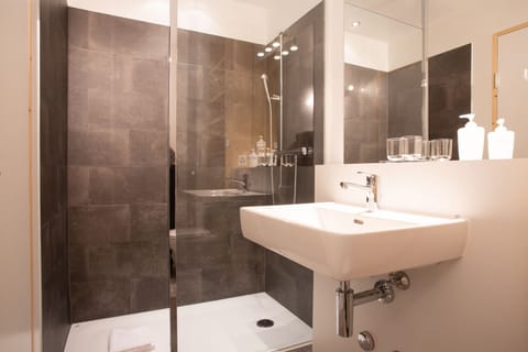 Standard Triple Room | Bathroom | Shower, hair dryer, towels