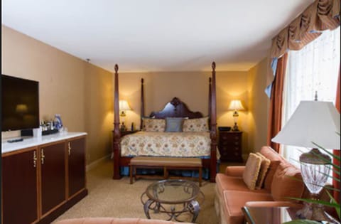 Executive Room, 1 King Bed | Hypo-allergenic bedding, minibar, in-room safe, desk