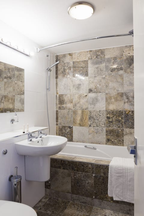 Deluxe Double Room | Bathroom | Combined shower/tub, free toiletries, hair dryer, towels