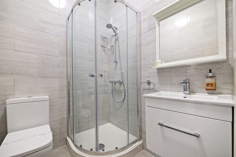 Classic Single Room with En-suite Toilet and Shared Shower | Bathroom | Free toiletries, hair dryer, towels