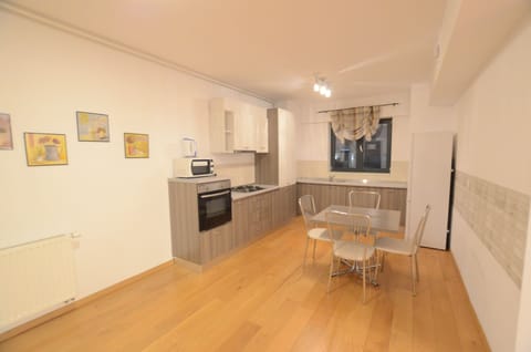 Apartament 2 Bedrooms D13 | Private kitchen | Fridge, microwave, oven, stovetop