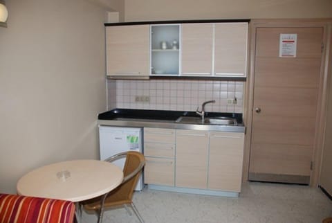 Fridge, stovetop, electric kettle, highchair