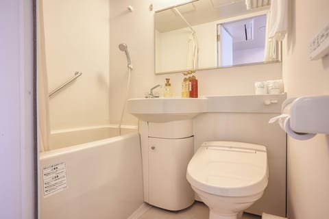 Deluxe Twin Room | Bathroom | Shower, free toiletries, hair dryer, slippers