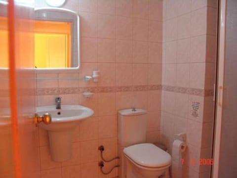 Apartment, 1 Bedroom | Bathroom | Shower, hair dryer, towels
