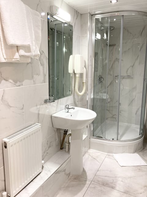 Twin Room | Bathroom | Shower, free toiletries, hair dryer, towels