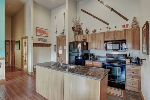 Condo, 3 Bedrooms | Private kitchen | Full-size fridge, microwave, oven, stovetop