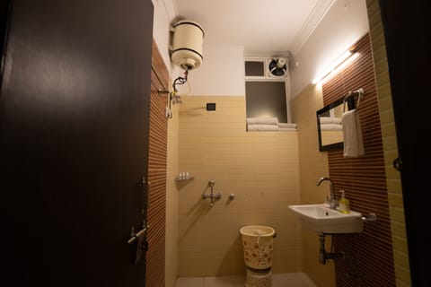 Executive Room, 1 King Bed | Bathroom | Shower, free toiletries, towels