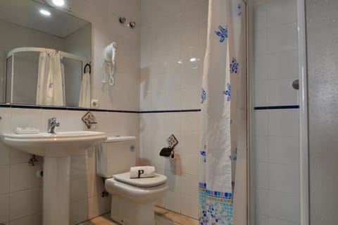 Deluxe Triple Room | Bathroom | Free toiletries, towels