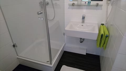 Comfort Triple Room | Bathroom | Shower, free toiletries, hair dryer, towels