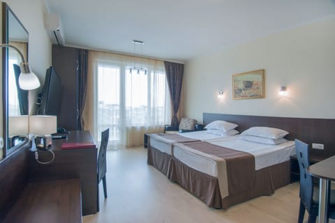 Junior Suite | In-room safe, desk, iron/ironing board, free WiFi