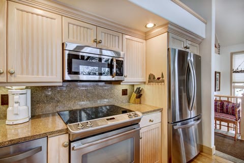 Townhome, 4 Bedrooms | Private kitchen | Full-size fridge, microwave, oven, stovetop