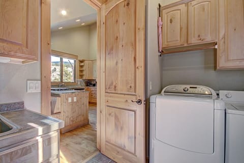 House, 6 Bedrooms | Laundry