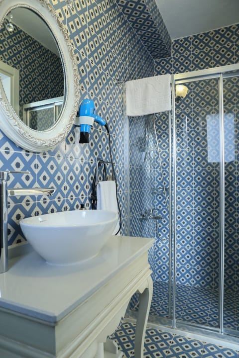 Deluxe Double Room | Bathroom | Shower, free toiletries, hair dryer, slippers