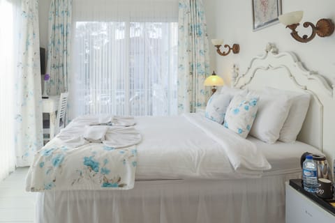 Deluxe Double Room | In-room safe, desk, soundproofing, free WiFi