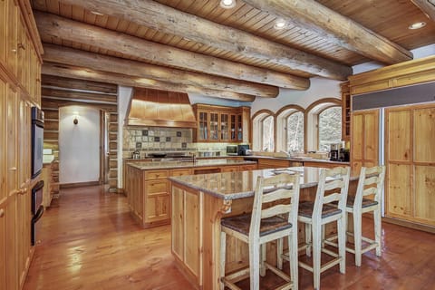 Cabin, 4 Bedrooms | Private kitchen | Full-size fridge, microwave, oven, stovetop