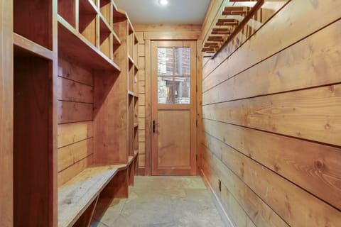 House, 5 Bedrooms | Interior