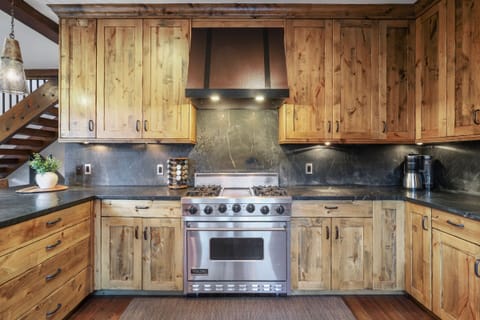 House, 5 Bedrooms | Private kitchen | Full-size fridge, microwave, oven, stovetop