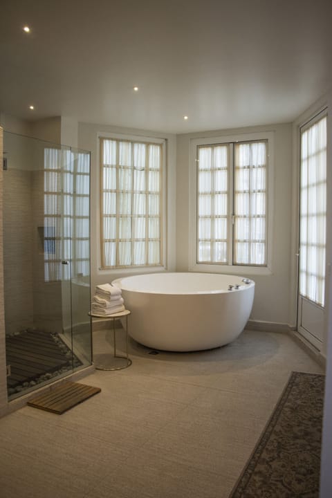 Suite Juliette | Bathroom | Separate tub and shower, hydromassage showerhead, designer toiletries