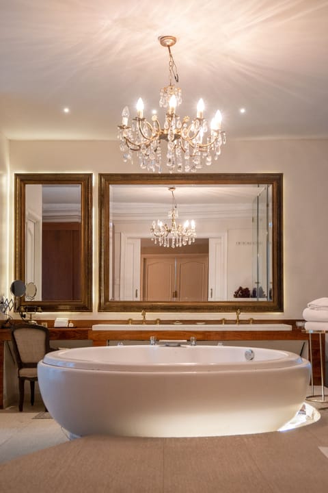 Suite Collete | Bathroom | Separate tub and shower, hydromassage showerhead, designer toiletries