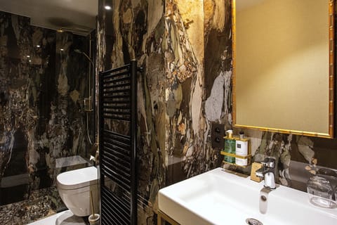 Superior Double Room, 1 King Bed, Non Smoking | Bathroom | Rainfall showerhead, free toiletries, hair dryer, bathrobes