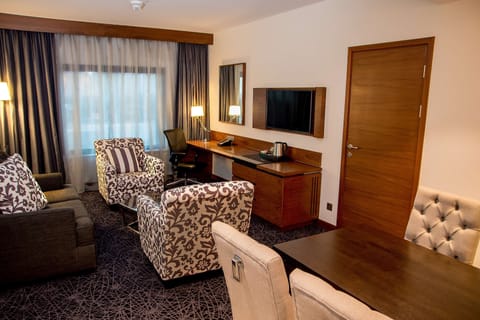 Basic Suite, 1 King Bed, Non Smoking | 1 bedroom, minibar, in-room safe, desk