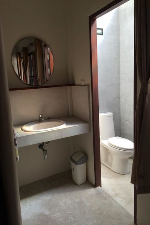 Standard Double Room | Bathroom | Shower, hair dryer, towels