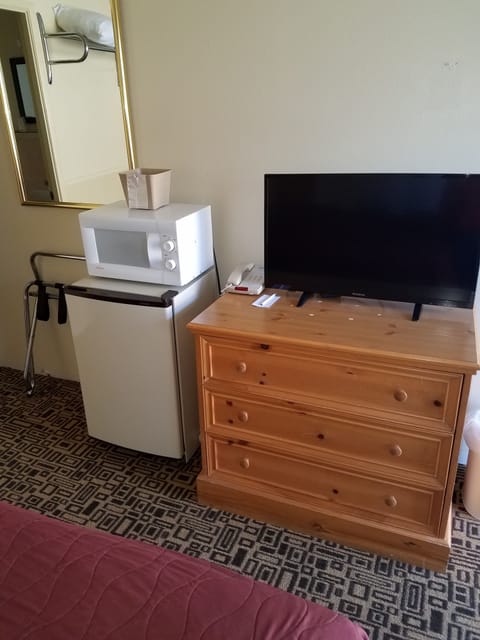 Standard Room, 1 Queen Bed, Non Smoking | Room amenity