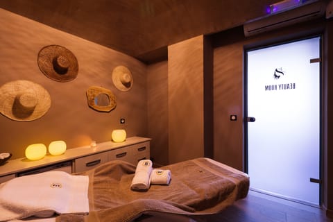 Couples treatment rooms, sauna, spa tub, body treatments, aromatherapy