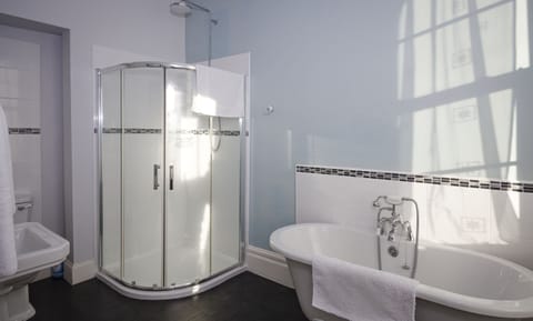 Deluxe Suite, Ensuite, Sea View | Bathroom