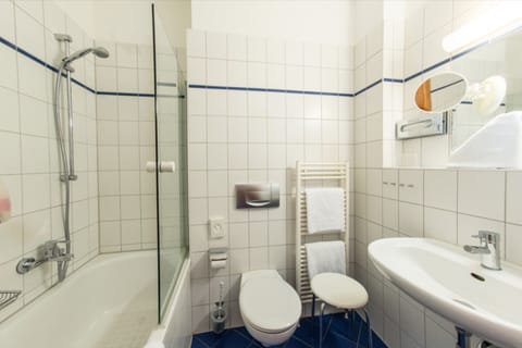 Superior Double Room | Bathroom | Free toiletries, hair dryer, towels