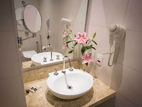 Deluxe Apartment | Bathroom | Free toiletries, hair dryer, towels, soap