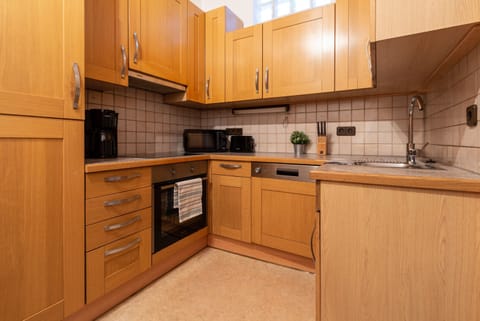 Grand Apartment, 3 Bedrooms, Kitchen | Private kitchen | Fridge, microwave, stovetop, dishwasher