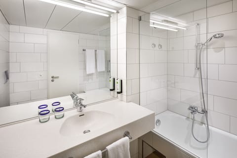 Comfort Double Room | Bathroom | Bathtub, free toiletries, hair dryer, towels