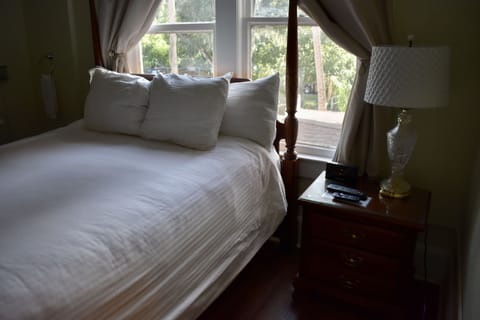 Room 207, Queen Bed, Non Smoking | Premium bedding, pillowtop beds, individually decorated