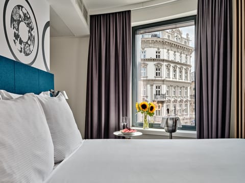 Suite, 1 King Bed, City View | Hypo-allergenic bedding, in-room safe, desk, laptop workspace